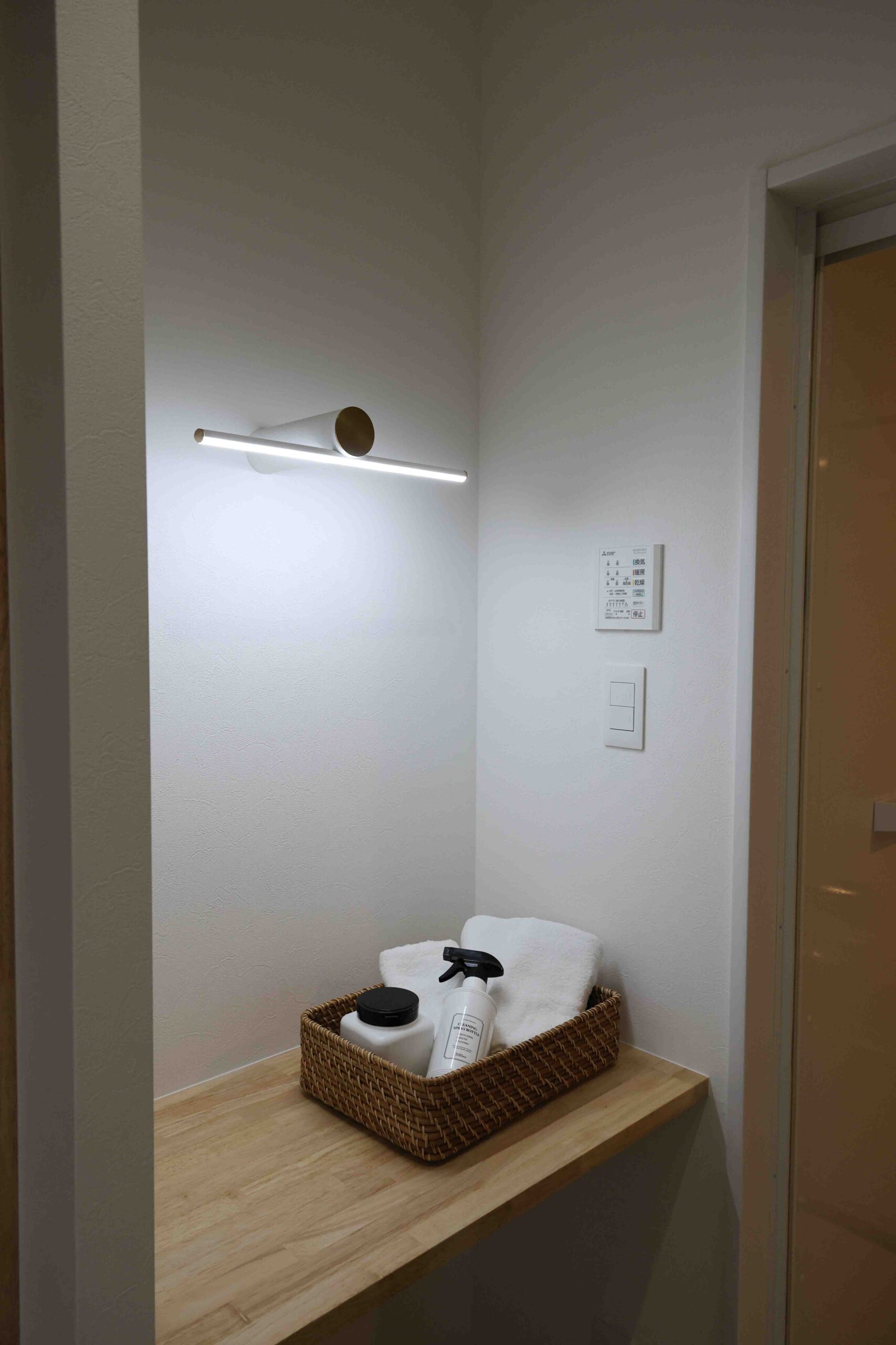 黒の外装と木のぬくもりが調和する癒しの家