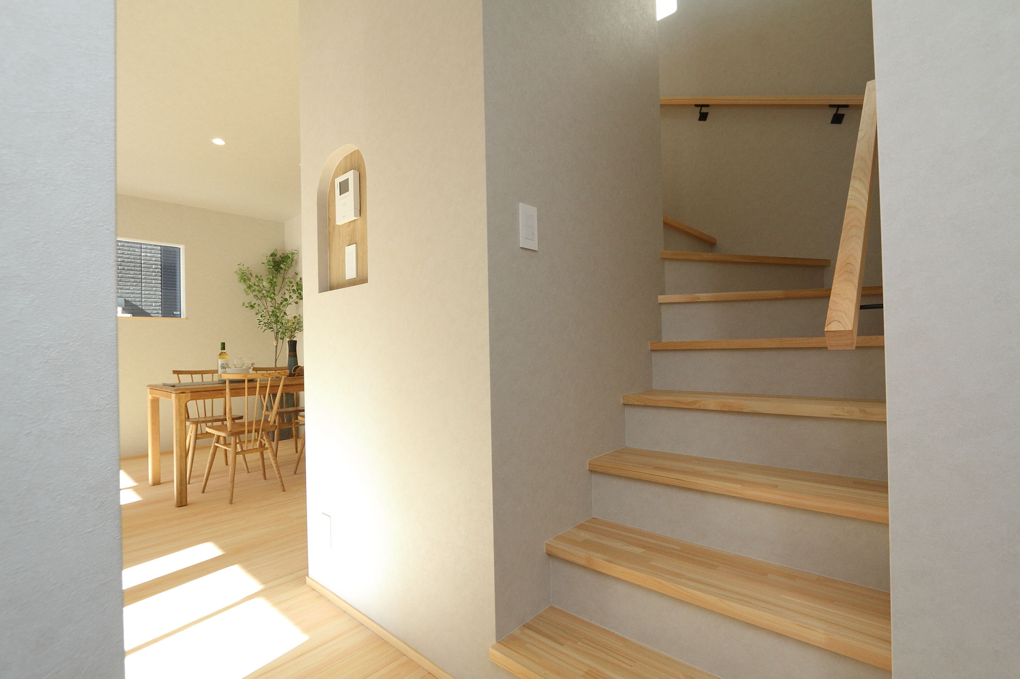 外の静寂、内の温もり。光が溶け込むリビングの家