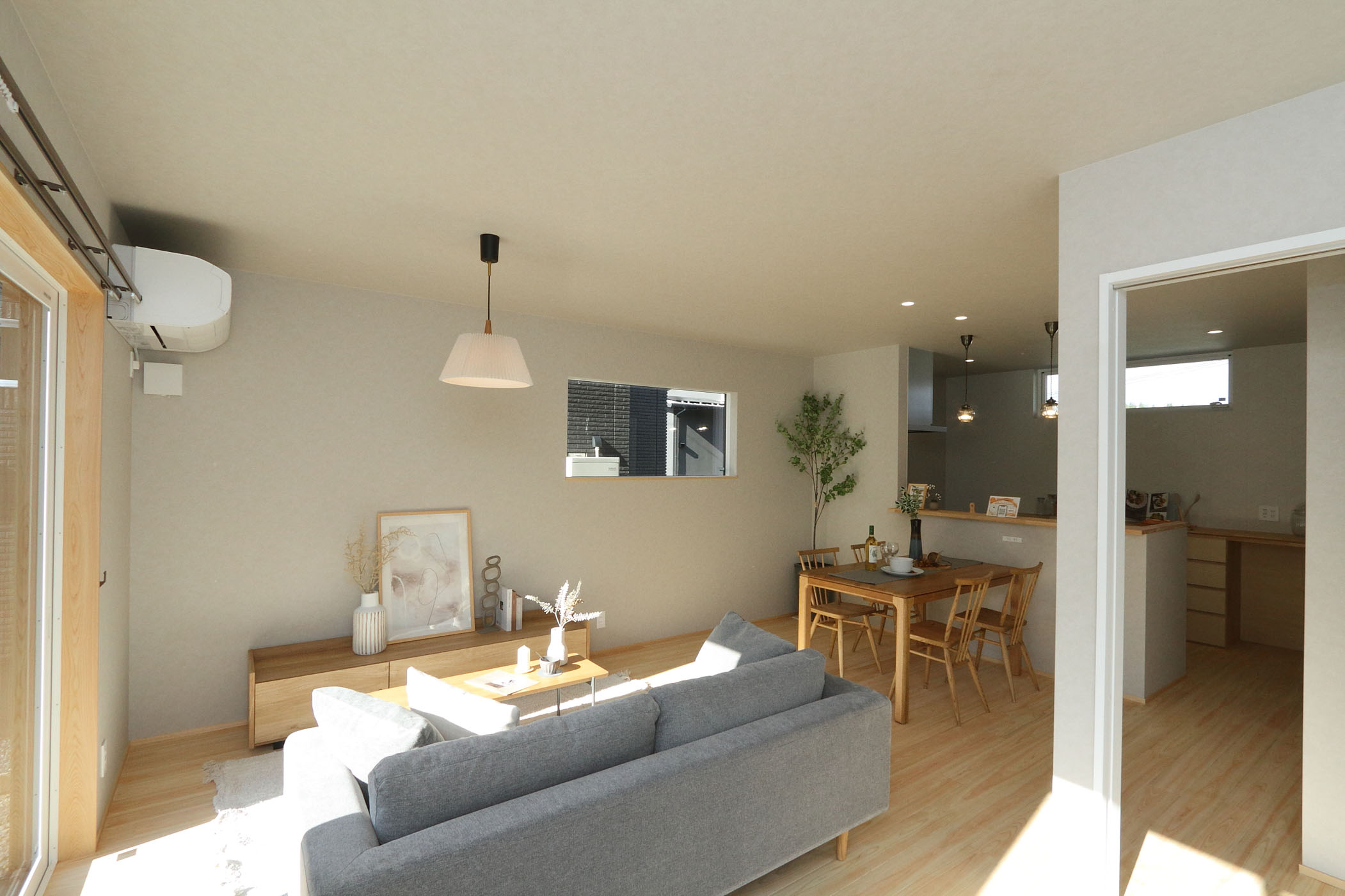 外の静寂、内の温もり。光が溶け込むリビングの家