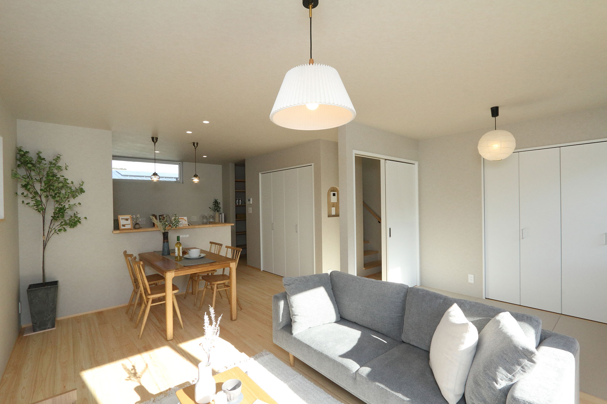 外の静寂、内の温もり。光が溶け込むリビングの家