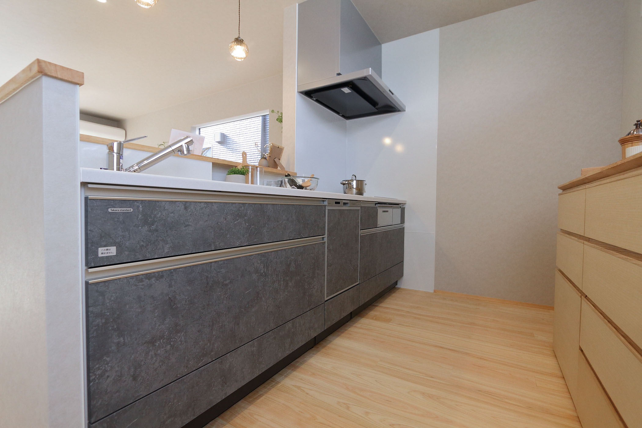 外の静寂、内の温もり。光が溶け込むリビングの家