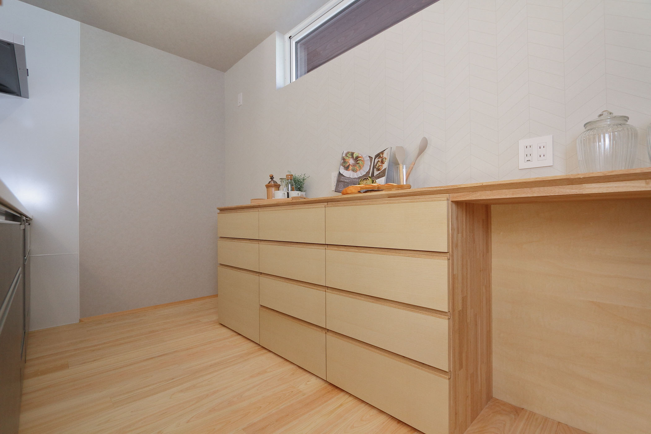 外の静寂、内の温もり。光が溶け込むリビングの家