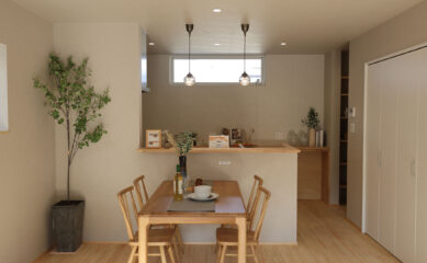 外の静寂、内の温もり。光が溶け込むリビングの家