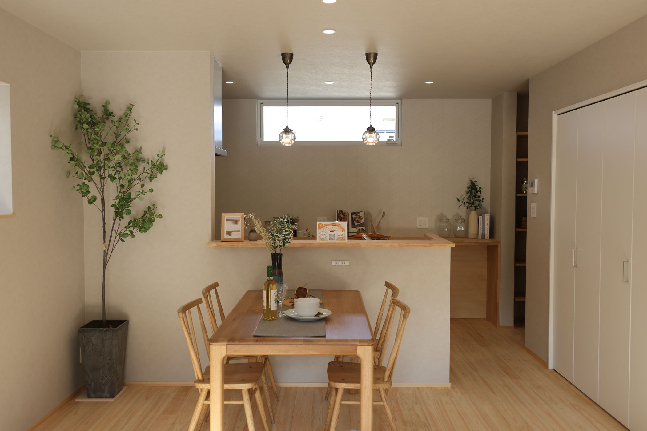 外の静寂、内の温もり。光が溶け込むリビングの家