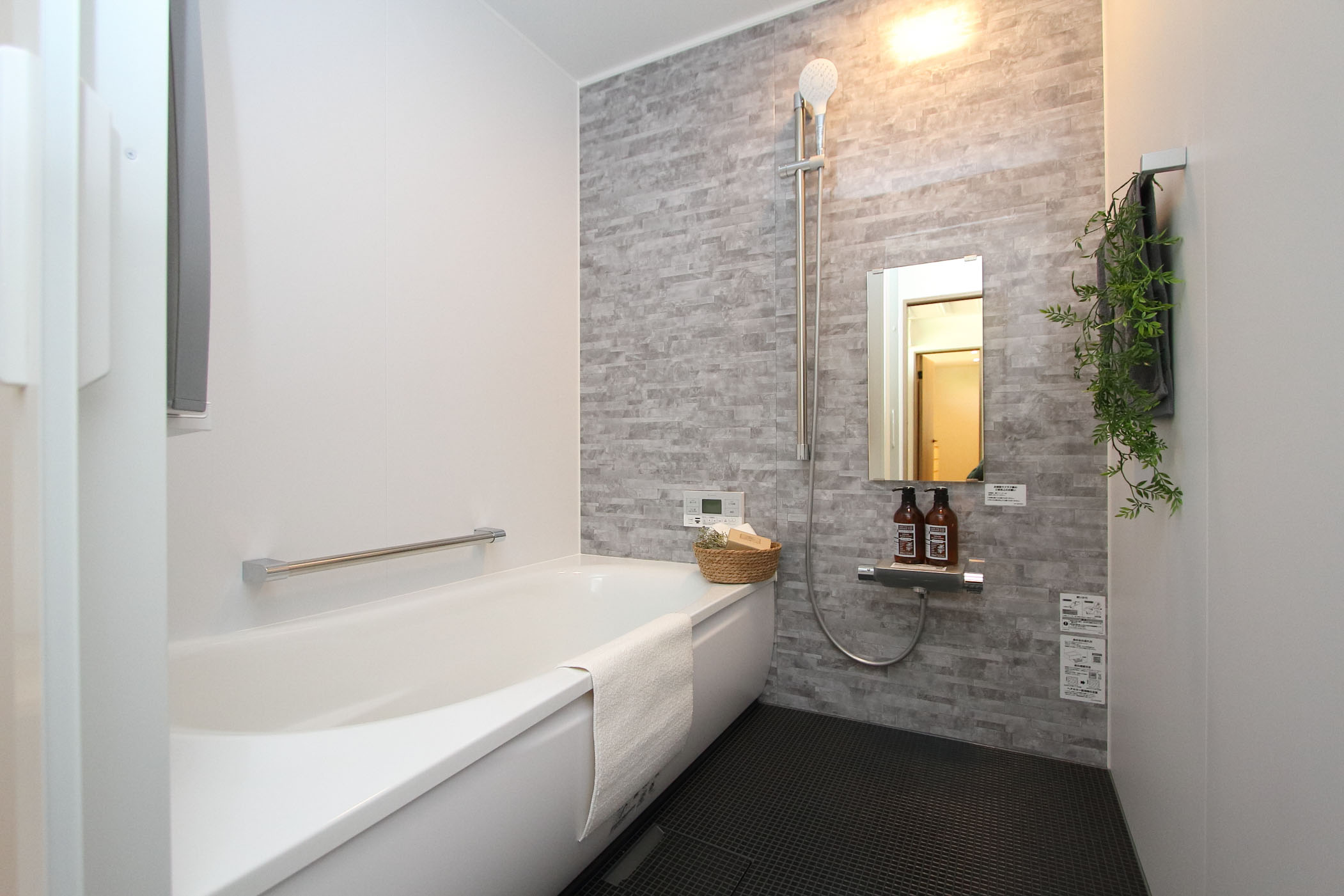 外の静寂、内の温もり。光が溶け込むリビングの家