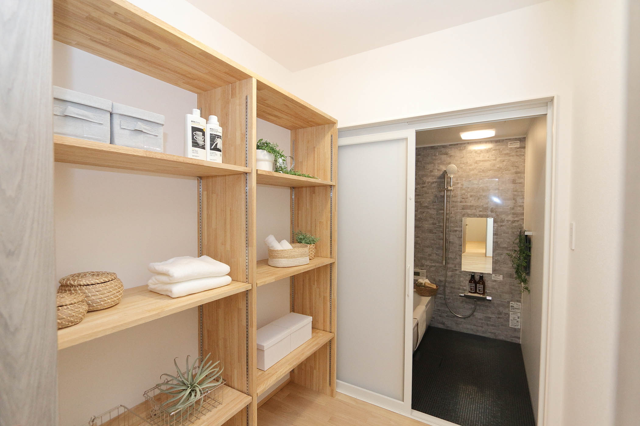 外の静寂、内の温もり。光が溶け込むリビングの家