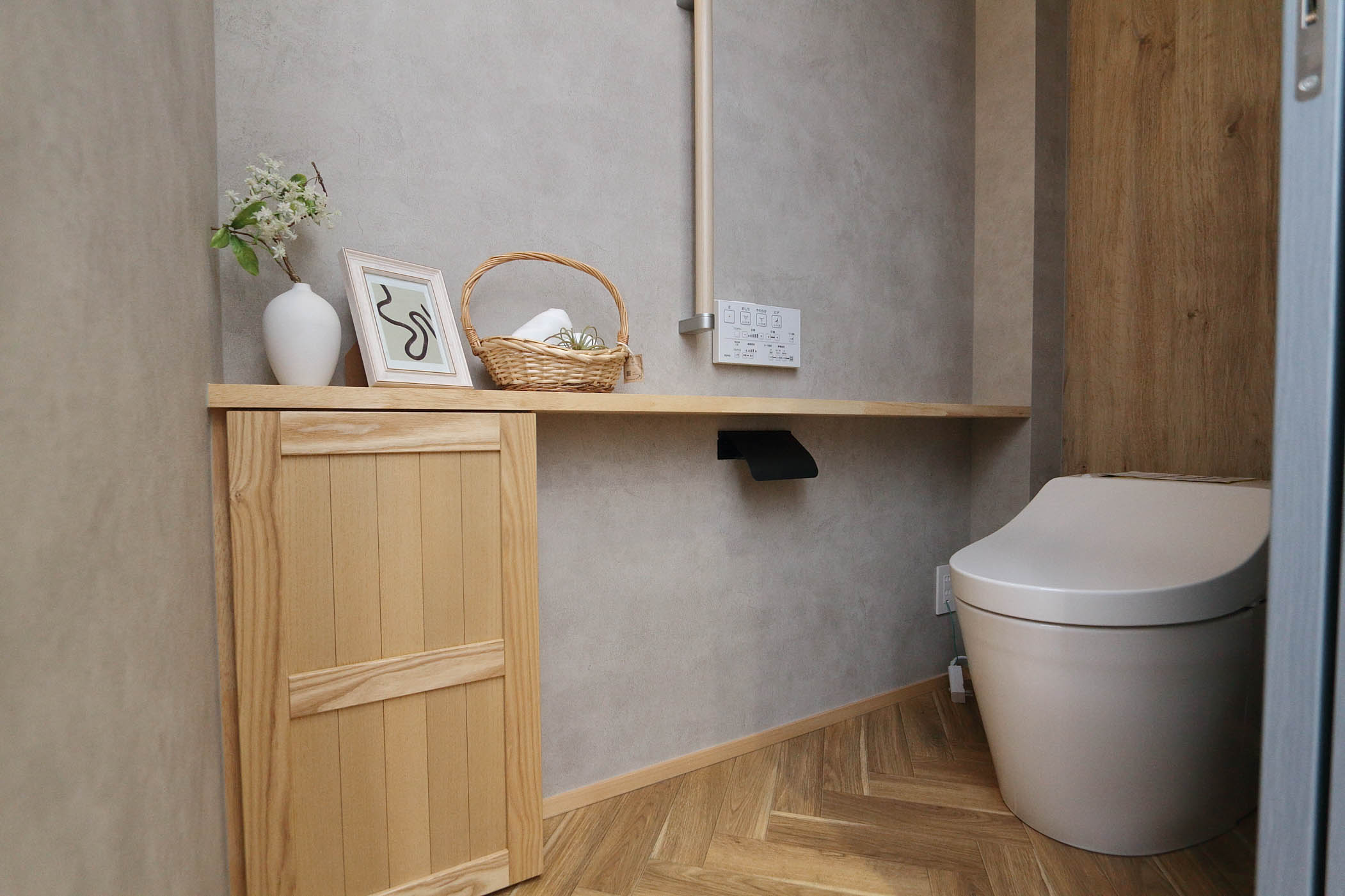 外の静寂、内の温もり。光が溶け込むリビングの家