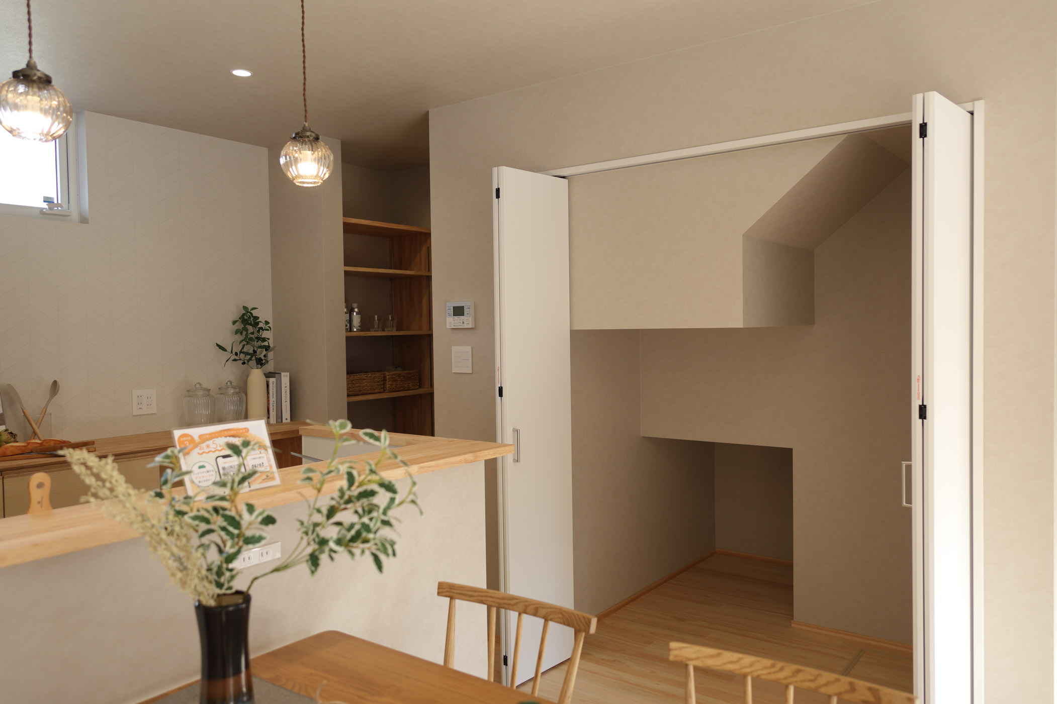 外の静寂、内の温もり。光が溶け込むリビングの家