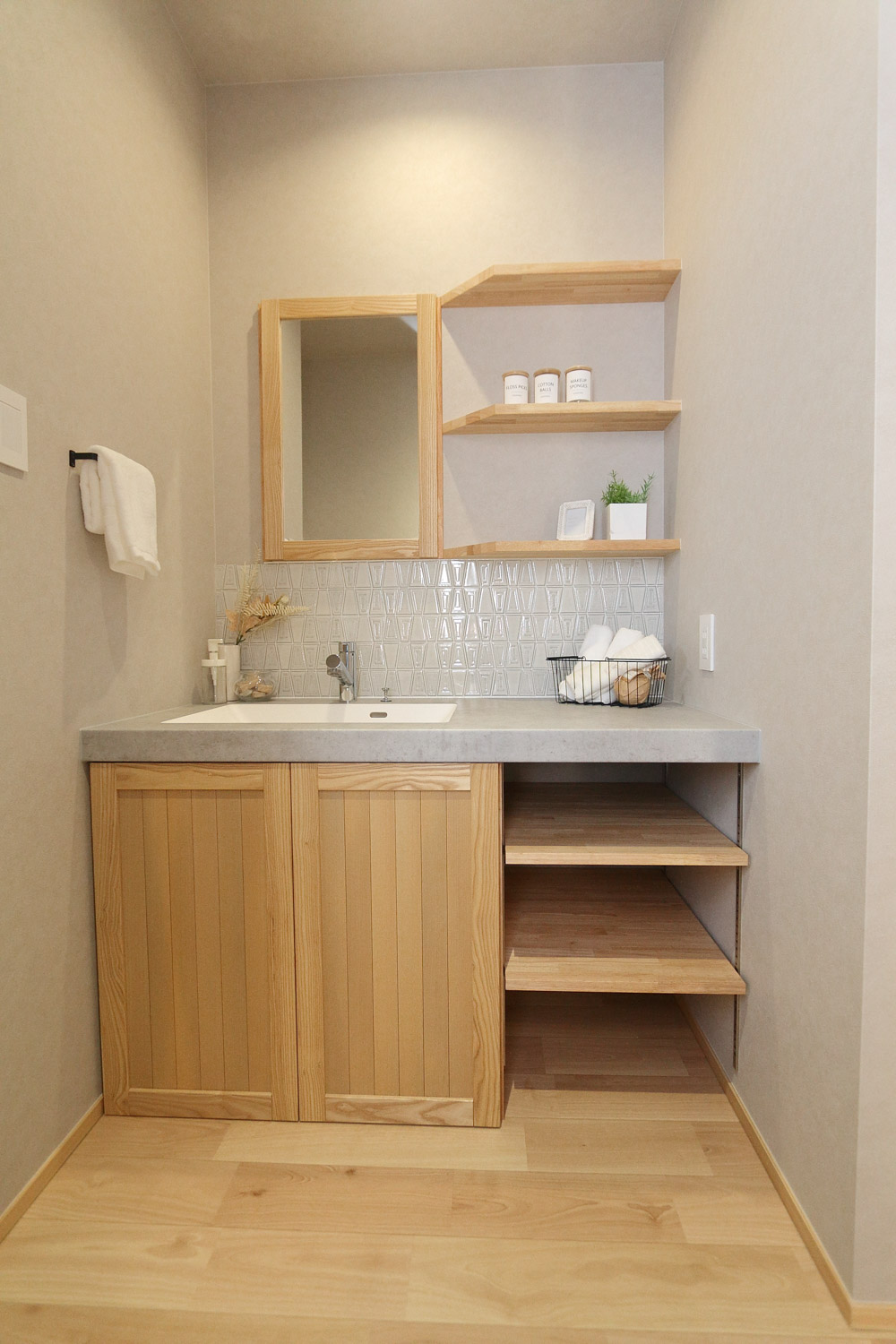 外の静寂、内の温もり。光が溶け込むリビングの家