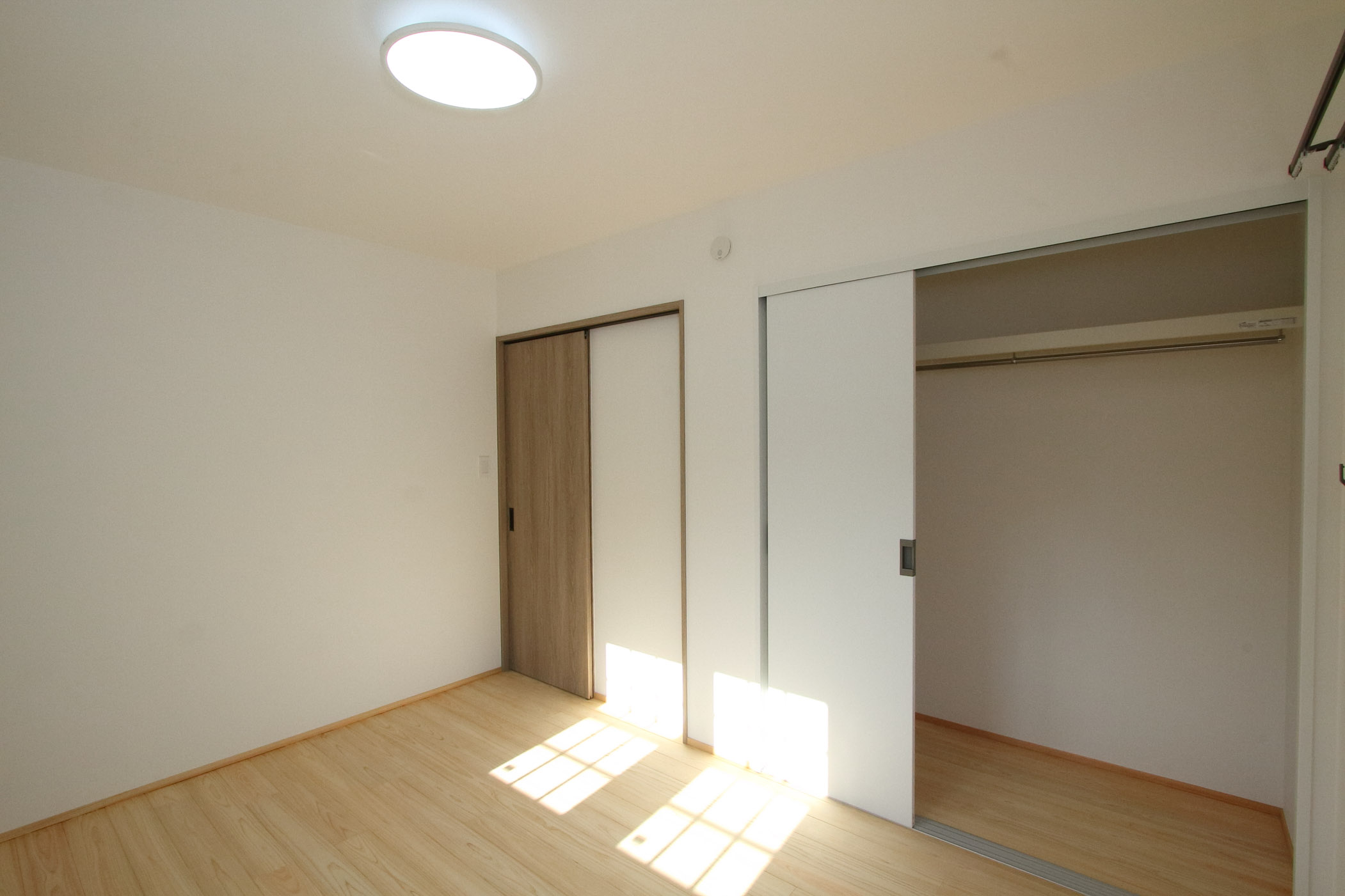 外の静寂、内の温もり。光が溶け込むリビングの家