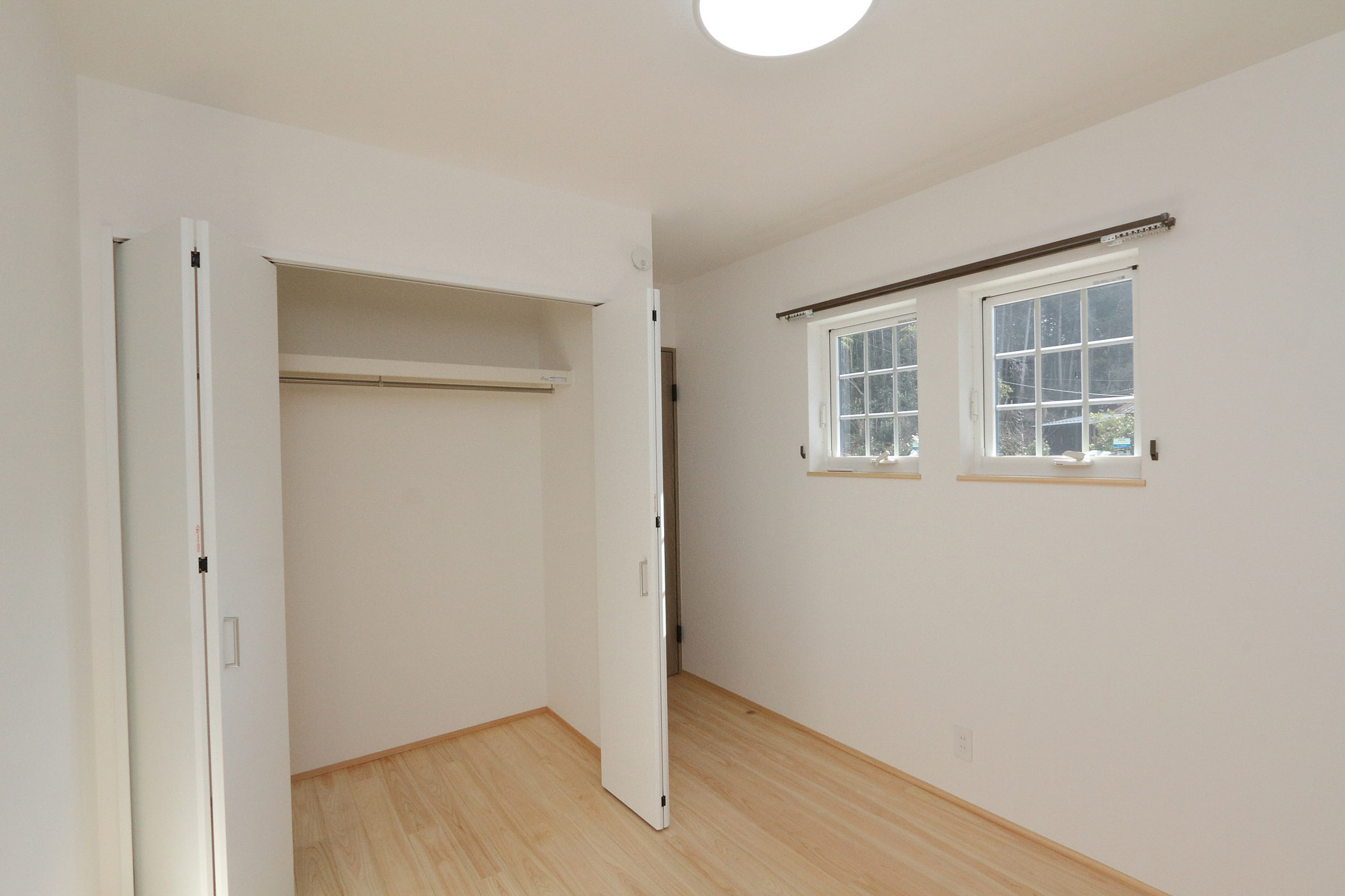 外の静寂、内の温もり。光が溶け込むリビングの家